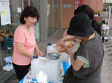 組合員ボランティアによる使用済み天ぷら油回収