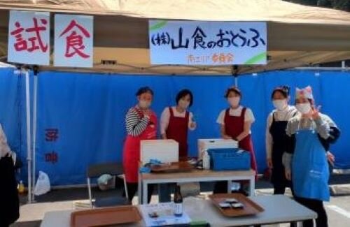南エリア委員会:ならコープ下市ステーションの4周年祭で“豆腐の食べ比べ”をしました