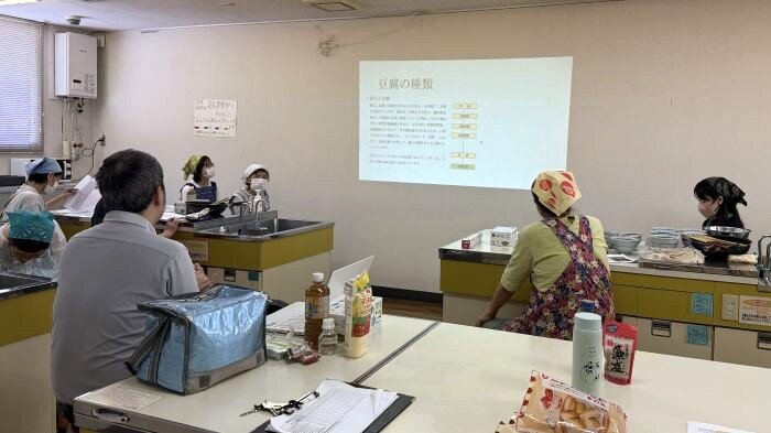 郡山西コープ委員会：豆腐の学習会　“湯葉・豆腐作り”も体験しました