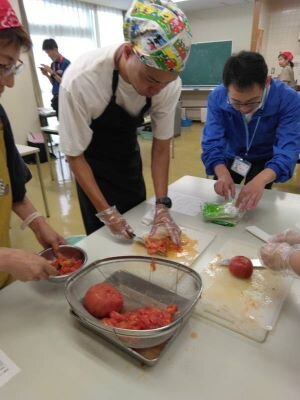 天理南コープ委員会：治道トマトのハウス見学とケチャップ作り体験