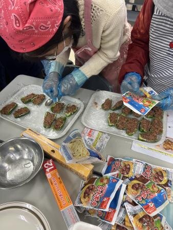 奈良西コープ委員会：ミートボールの試食学習会“アレンジ料理”を調理しました