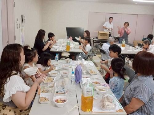 斑鳩・安堵コープ委員会：「きのこの学習会」でエリンギのもぎ取りも体験しました