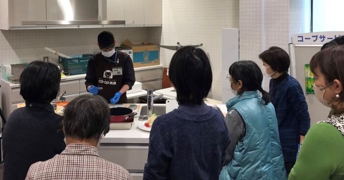 生駒西コープ委員会：真っすぐな海老フライを作ろう！水産部門チーフからコツを学びました