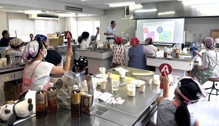 生駒東コープ委員会：さとの雪(株)の学習会 小学生も参加しました