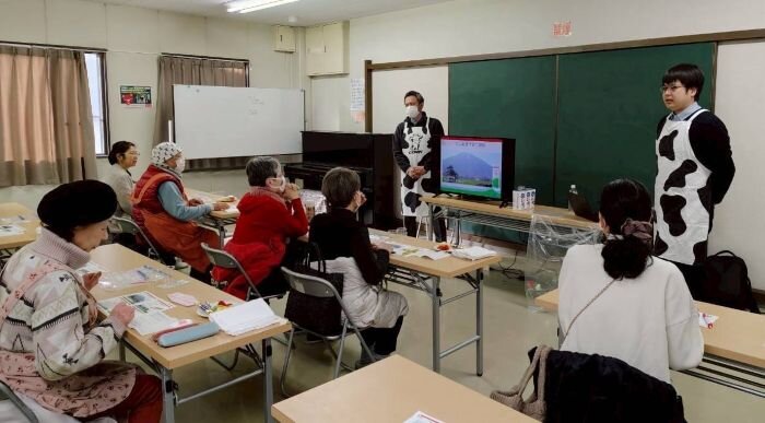 西大寺コープ委員会：牛乳の学習会　アイスクリーム作りも体験しました