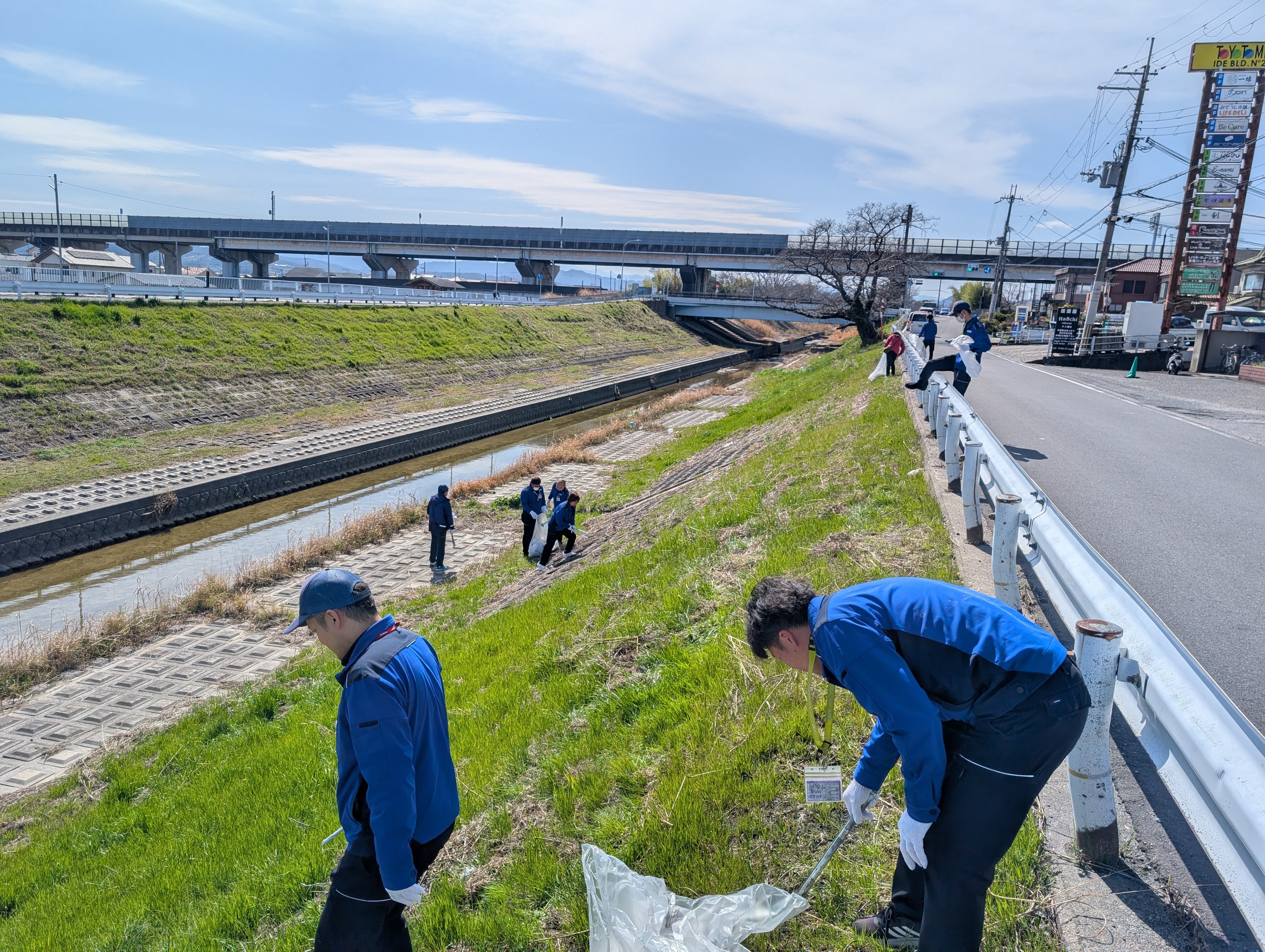 3/9（月）高田支所の職員で近くの川辺のごみ拾いを実施しました！
