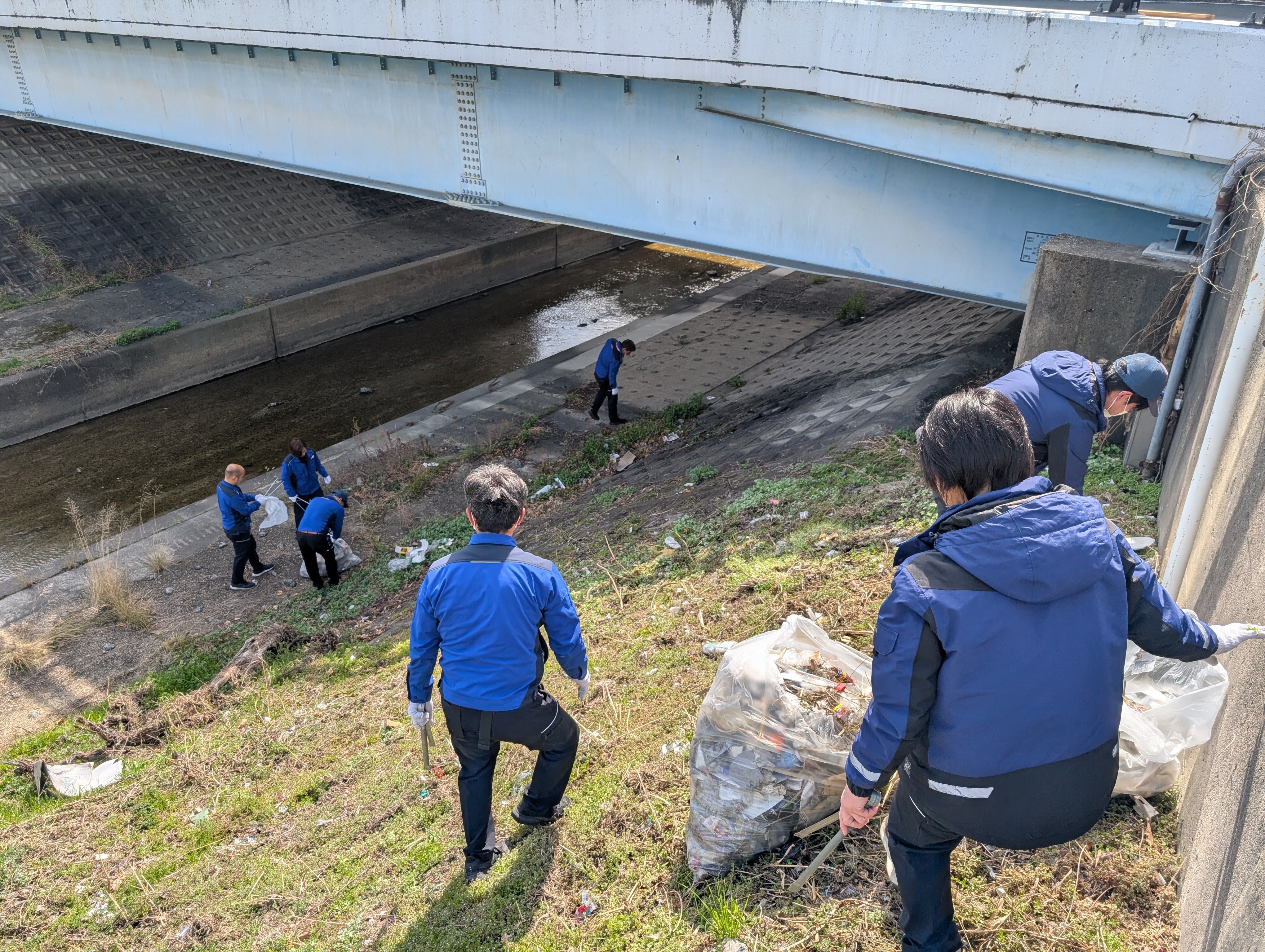 3/9（月）高田支所の職員で近くの川辺のごみ拾いを実施しました！