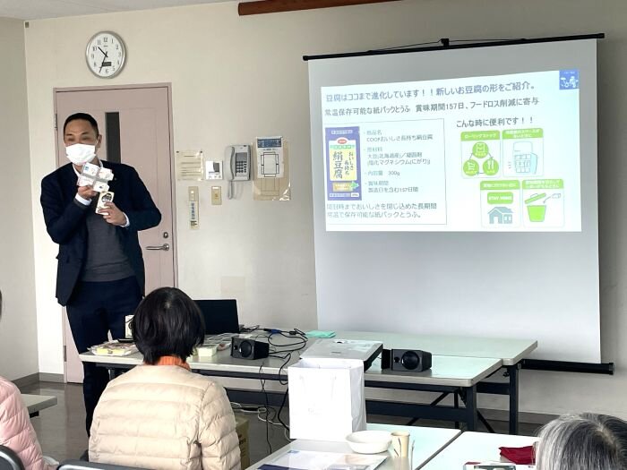 橿原東コープ委員会：さとの雪食品㈱の豆腐の学習会　「豆腐作り体験」もしました