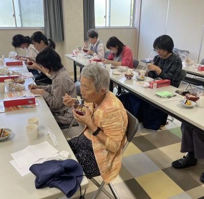 王寺コープ委員会：ホクト(株)の学習会　きのこのもぎとり体験もしました