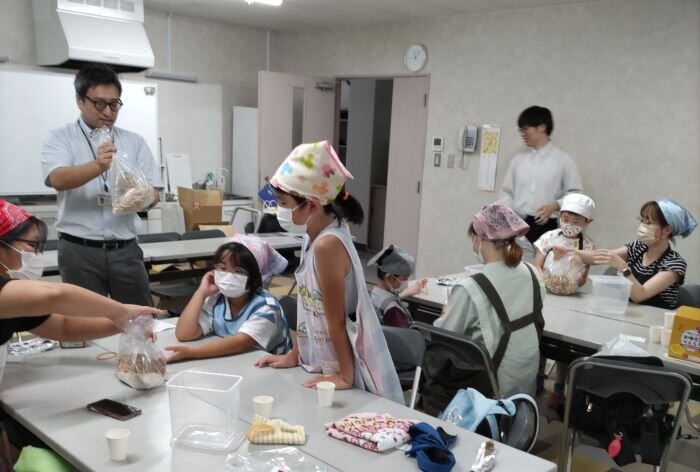 斑鳩・安堵コープ委員会：マルコメ(株)の学習会　お子さんもみそ作りを体験しました