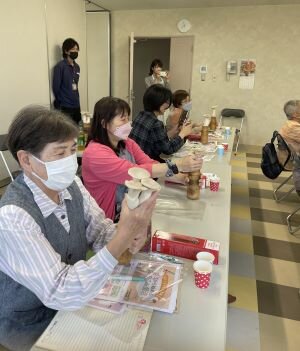 王寺コープ委員会：ホクト(株)の学習会　きのこのもぎとり体験もしました