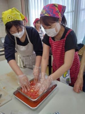 天理南コープ委員会：治道トマトのハウス見学とケチャップ作り体験